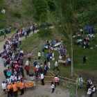 Los romeros en la campa del santuario de Santa Casilda dan cuenta de la paellada popular.-G.G.