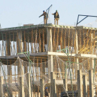 Dos obreros realizan su trabajo en la construcción de un edificio.-ISRAEL L. MURILLO