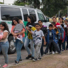 Un grupo de niños centroamericanos tras ser liberados de un centro de detención en Texas, el pasado 12 de junio.-AFP (LOREN ELLIOT)