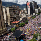 Miles de personas asisten a la manifestación 'Toma de Caracas'.-EL PERIÓDICO