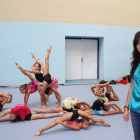 Sara Bayón, entrenadora de la selección española de gimnasia rítmica junto a algunas integrantes del equipo Gim-Pal de Palencia-Ical