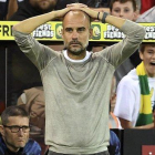 Pep Guardiola, técnico del Manchester City, se lamenta en un partido reciente contra el Norwich.-AP / JOE GIDDENS