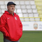 Manix Mandiola observa con atención un encuentro del Burgos CF en El Plantío.-SANTI OTERO