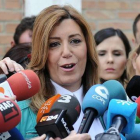 Susana Díaz atiende a los medios, este domingo, tras votar en su colegio electoral.-AP