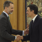 El Rey y Pedro Sánchez, este martes en el palacio de la Zarzuela.-EFE / BALLESTEROS