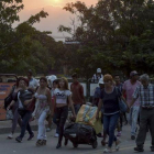 Venezolanos cruzan el puente Simón Bolívar entre Venezuela y Colombia.-RAÚL ARBOLEDA (AFP)