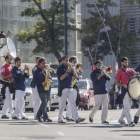 Miembros de la charangaextraperlo cruzan la calle camino del centro histórico.-SANTI OTERO