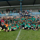 Mazuelo celebra después del encuentro con su afición la consecución del Trofeo Diputación.-JARCHA-BURGOSDEPORTE.COM