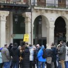 Un grupo de visitantes rodea a una guía turística frente al Ayuntamiento de Burgos.-RAÚL G. OCHOA