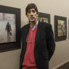 Luis Alberto Portilla posa delante de una selección de las pinturas de ‘gente importante’ que forman la exposición.-Santi Otero
