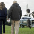 Donald Trump y su esposa Melania antes de partir hacia Puerto Rico.-AP / ANDREW HARNIK