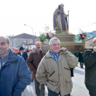 San Antón a hombros durante el recorrido por las calles de Canicosa.-RAQUEL FERNÁNDEZ