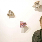 Ignacio Gil posa junto a las obras de ‘Noise’, en el Museo de la Cerámica de Aranda de Duero.-ICAL