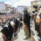 La Peña Recreativa Castellana entretiene a los presentes con el canto de las chirigotas en la Puerta del Sarmental de la Catedral. ISRAEL L. MURILLO
