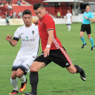 Yanis golpea un balón en el choque frente al Sporting B-Alfonso G. Mardones