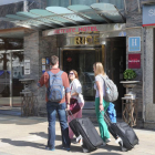 Unos turistas se acercan a la entrada de un hotel de la ciudad.-ISRAEL L. MURILLO