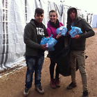 Sáiz también llevó calcetines para regalar en el campamento.-CALCETÍN SOLIDARIO