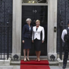 May (izquierda) junto a la presidenta de Croacia, Kolinda Grabar-Kitarovic, ante el número 10 de Downing Street, en Londres, este martes.-REUTERS / NEIL HALL