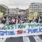 Uno de los grupos de manifestantes a su paso por el Puente San Pablo.-SANTI OTERO