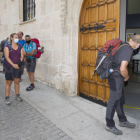 Un grupo de peregrinos espera para acceder al albergue de la Casa del Cubo. ISRAEL L. MURILLO
