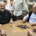 Los empresarios Carlos Slim (izquierda) y Olegario Vázquez, este martes, jugando al dominó en un bar de Avión (Ourense).-EFE / BRAIS LORENZO