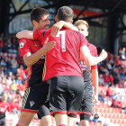 Kijera felicita a Yanis después de que el atacante consiguiera el 1-0.-@CDMIRANDES