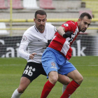 Goti, el goleador en los dos últimos partidos, presiona a un rival.-SANTI OTERO