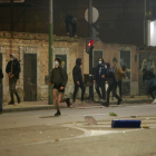 Varios jóvenes en la calle Vitoria la noche de los altercados. RAÚL OCHOA