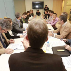 El alcalde, de espaldas, preside una de las reuniones de trabajo del proyecto.-RAÚL G. OCHOA
