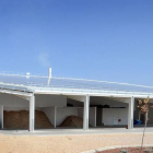 Este edificio alberga la primera caldera de producción de energía mediante biomasa y está ubicada junto a la empresa L’Oréal.-ISRAEL L. MURILLO
