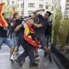 Agresión ultra contra los manifestantes de la marcha del 9 de octubre en Valencia.-MIGUEL LORENZO