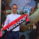 Borja Jiménez posa con una bufanda del Mirandés, ayer.-TWITTER / @CDMIRANDES