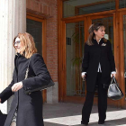 Raquel González y Azucena Esteban a su salida de los juzgados.-L.V.