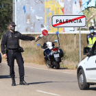 Primer día del confinamiento de la capital palentina Control de la policía nacional en la N610a a la salida de Palencia.- ICAL