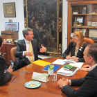 Javier Lacalle se reunió ayer con la alcaldesa, Raquel González, en el Ayuntamiento de Aranda.-L. V.