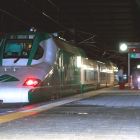 Imagen del tren Séneca durante las pruebas en la estación Rosa de Lima. RAÚL G. OCHOA