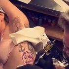 Lady Gaga, haciéndose el tatuaje de la cara de David Bowie.-