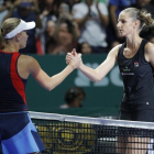 Wozniacki (izquierda) felicita a Pliskova después de su partido en Singapur-VINCENT THIAN (AP)