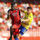 Iroko pugna con un jugador del Cádiz durante el choque de ayer en Anduva.-LALIGA