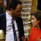 El portavoz socialista, Antonio Hernando, y la vicepresidenta del Gobierno, Soraya Sáenz de Santamaría, el pasado miércoles en el Congreso.-AGUSTÍN CATALÁN