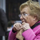 Una mujer cierra el sobre antes de votar en un colegio electoral de Valencia.-MIGUEL LORENZO