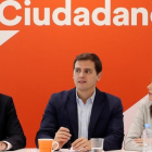 Albert Rivera, entre José Manuel Villegas e Inés Arrimadas, en la reunión de la ejecutiva del partido.-/ BALLESTEROS (EFE)