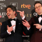 Ernesto Sevilla y Joaquín Reyes, prsentadores de la gala, en la alfombra roja de los Goya.-JUAN MANUEL PRATS