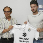 Diego Suárez (izquierda) posa con la camiseta junto a Juan Carlos Barriocanal.-