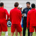 Fernando Estévez dirige un entrenamiento del Burgos CF en El Plantío-Alba Delgado / BCF