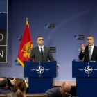 El ministro de Exteriores de Montenegro, Igor Luksic (izquierda) y el secretario general de la OTAN, Jens Stoltenberg, tras la invitación al país balcánico.-AP / VIRGINIA MAYO