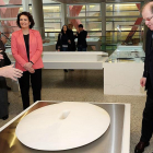 Juan Luis Arsuaga explica al presidente de la Junta los pormenores de la nueva pieza que se incorpora a la exposición.-ECB