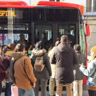 Un grupo de personas espera para accedera un autobús urbano.-ISRAEL L. MURILLO
