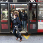 Dos mujeres se bajan del autobús en la parada ubicada en Soportales de Antón.-RAÚL G. OCHOA