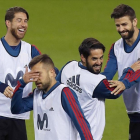 Ramos, Alba, Isco y Piqué, durante el entrenamiento en La Rosaleda.-/ JOSÉ MANUEL VIDAL / EFE